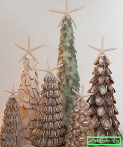 Topiaria sotto forma di un albero di Natale fatto di conchiglie