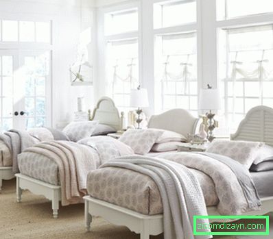 bianco-camera-con-tile-vetrata-plus-blind-chiuso-bellissimo-camera da letto-mobili-on-casual-tappeto-under-fascio-soffitto e-plain-wall-paint-scelta