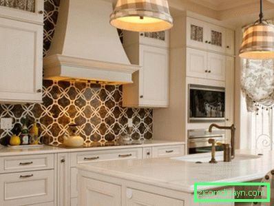 mural-brown-kitchen-backsplash-design-ideas-beige-cucina-theme-with-pendant-lamp-designs-kitchen-backsplash-ideas-1024x768