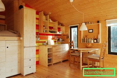 Cucina, combinato con un corridoio in una moderna casa per le vacanze
