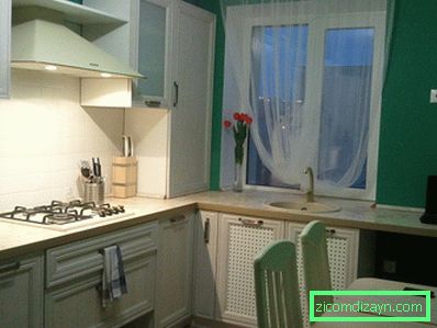 Design della cucina in colore verde bianco (foto reale)