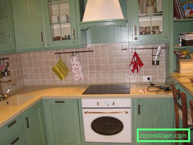 Design della cucina in colore verde bianco (foto reale)