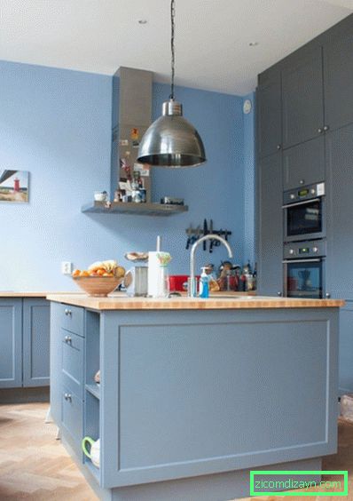 Scala blu monocromatica all'interno della cucina