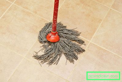 Lavare il pavimento piastrellato dai residui di stucco
