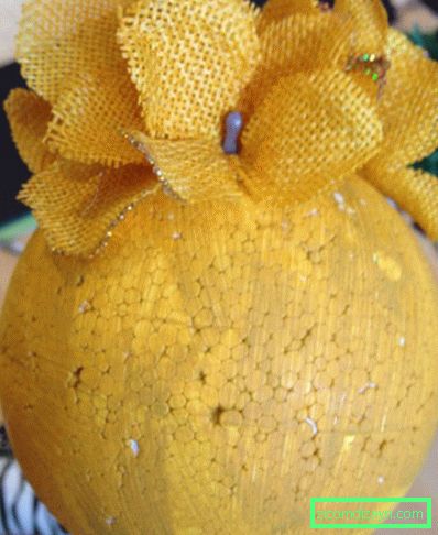 Decorare una palla di arte topiaria con fiori artificiali