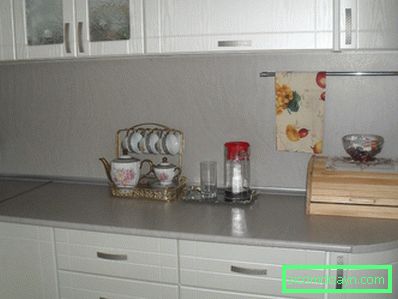Cucina in colori grigi - foto di interni reali